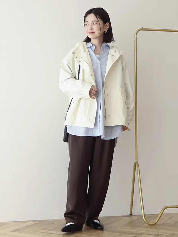 きれいめコーデに旬なテイストで抜け感をプラスするマウンテンパーカー | 10度 服装