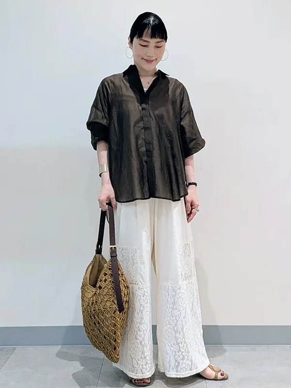 コーデの主役にも室内外の羽織りとしても活躍する上品シアーシャツ | 気温32度の服装はコレ!暑さに負けない涼感おしゃれコーデ【2026最新】| ストライプクラブ