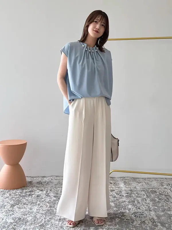 忙しい朝にも即きちんとが叶う華やか涼感ブラウス×接触冷感ワイドパンツのオフィススタイル | 気温32度の服装はコレ!暑さに負けない涼感おしゃれコーデ【2026最新】| ストライプクラブ