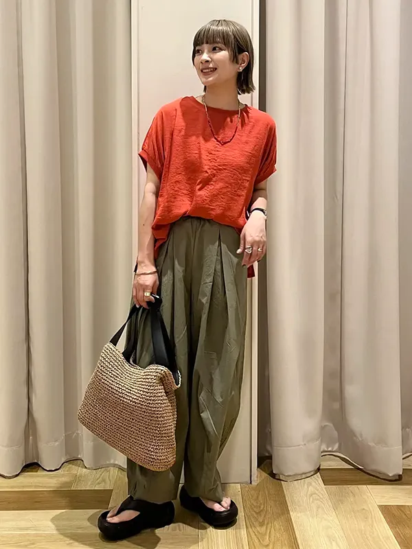 雨の日のジメジメを吹き飛ばす鮮やかカラーの機能性ブラウス×撥水パンツ | 気温32度の服装はコレ!暑さに負けない涼感おしゃれコーデ【2026最新】| ストライプクラブ