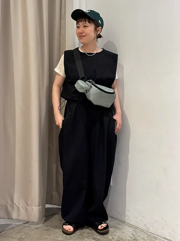 アクティブに動く日に万全のUV対策&洒落見え確実なサロペットのカジュアルコーデ | 気温32度の服装はコレ!暑さに負けない涼感おしゃれコーデ【2026最新】| ストライプクラブ