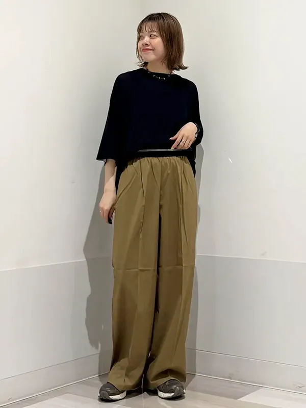 子どもとアクティブに動く日も快適&きれい見えする接触冷感ニット×秋色ワイドパンツ | 【2026最旬】涼しさと秋見えを両立!大人女性のリアルな晩夏スタイル|ストライプクラブ