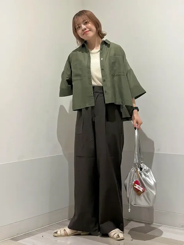 【ボトムス】さらっとした肌触りで軽やかな「ワイドパンツ」 | 【2026最旬】涼しさと秋見えを両立!大人女性のリアルな晩夏スタイル|ストライプクラブ