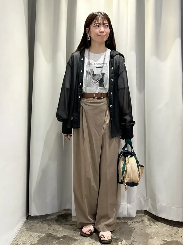 手持ちの「真夏服」をそのまま活かして晩夏風に見せるアレンジ術 | 【2026最旬】涼しさと秋見えを両立!大人女性のリアルな晩夏スタイル|ストライプクラブ