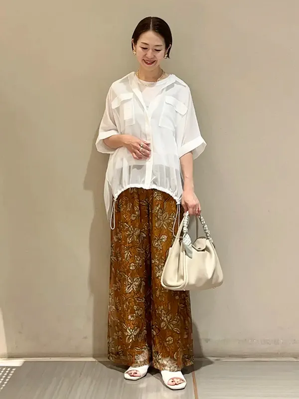 ① ほどよい透け感で涼しげ「シアーシャツ」 |【2026年最新】大人女子のシャツコーデ15選|ストライプクラブ
