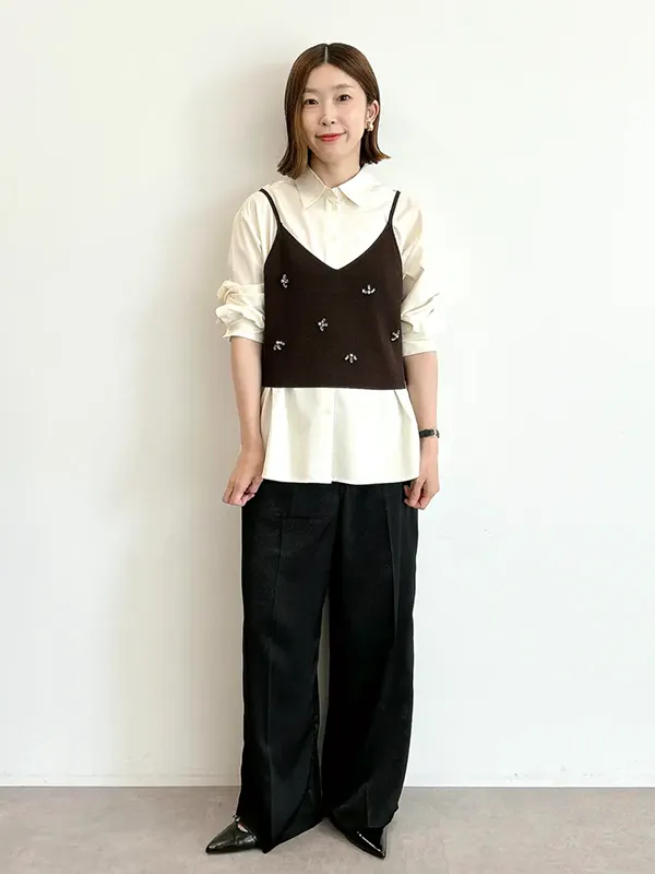 今から秋まで着回しできるシャツ×ビスチェの洒落感レイヤード |【2026年最新】大人女子のシャツコーデ15選|ストライプクラブ