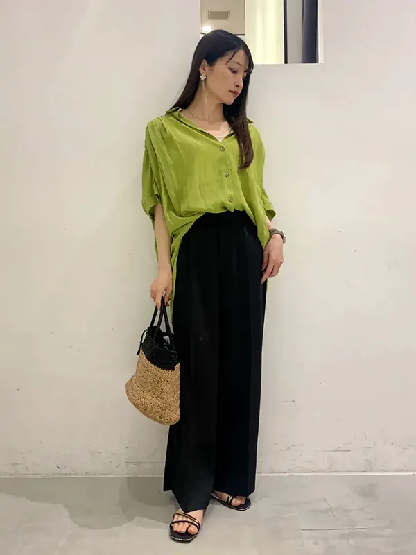 着こなしに上品さを添えてくれるサテンパンツのきれいめシャツコーデ |【2026年最新】大人女子のシャツコーデ15選|ストライプクラブ