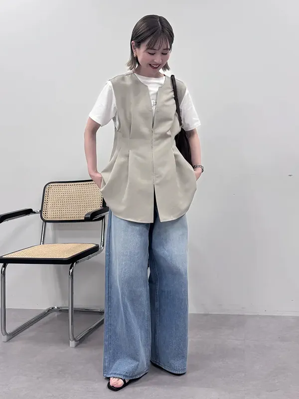 Tシャツ×デニムの王道カジュアルコンビはジレで今季らしくアップデート | Tシャツ コーデ