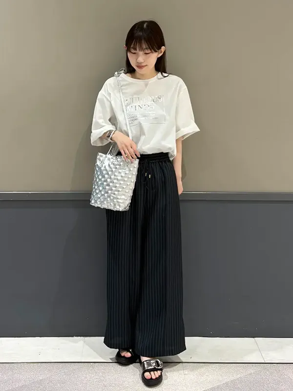 ゆったりTシャツをきれいめワイドパンツで引き締めた大人リラクシーコーデ | Tシャツ コーデ