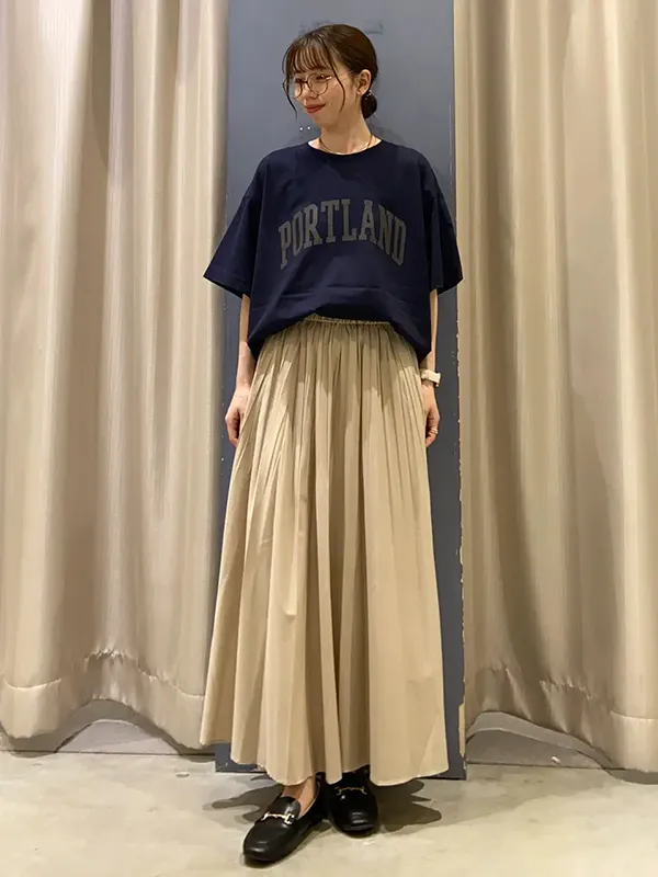 ロゴTシャツもネイビーなら上品さを纏うプレッピーコーデに | Tシャツ コーデ